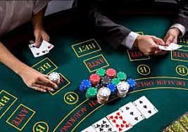 Tampilan permainan Diamond Empire dengan simbol-simbol batu mulia dan mahkota di reel 5x3